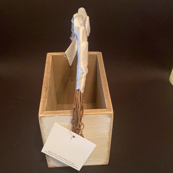 Here Comes the Bride Wedding Basket - Picture 3 of 4